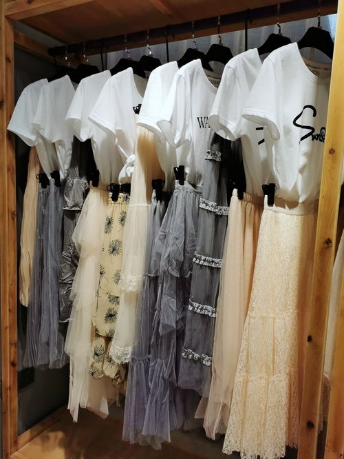 折扣女裝尾貨報(bào)價(jià)解析 廠(chǎng)家直供與服裝服飾批發(fā)策略